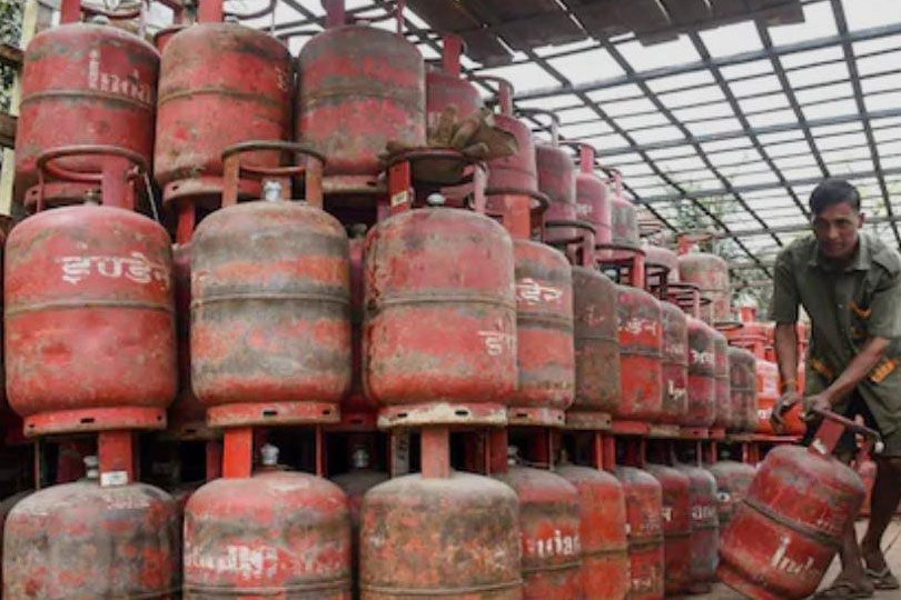 ഇറാൻ-ഇസ്രായേല്‍ യുദ്ധം പത്താം ദിവസത്തിലേക്ക് കടന്നതോടെ ഇന്ത്യയിലെ ഇന്ധന വിപണിയില്‍ ആശങ്ക പടരുന്നു.